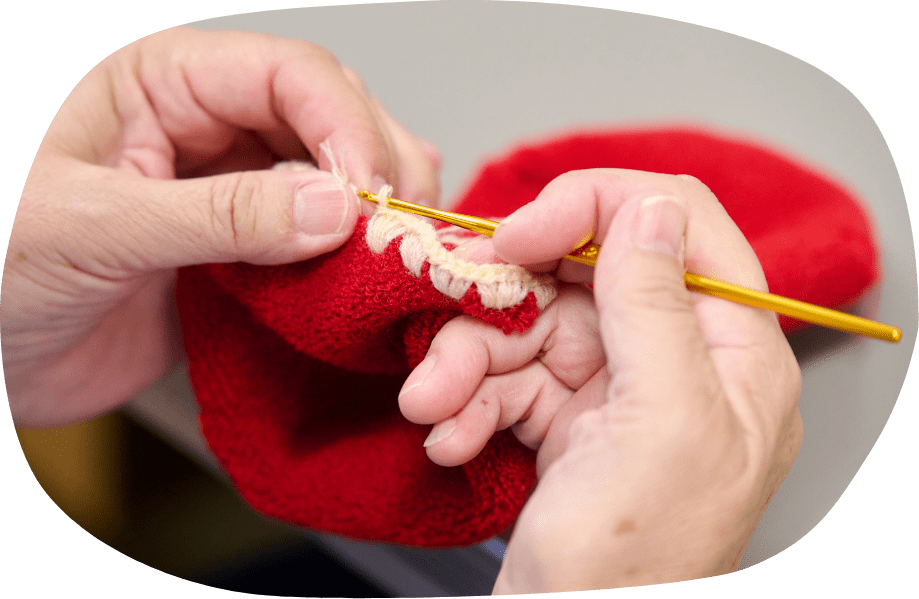 かぎ針で刺繍糸の後始末をしている様子